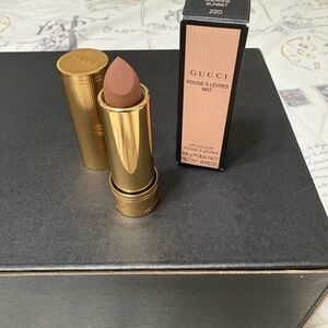 Gucci velvet matte lipstick 220
